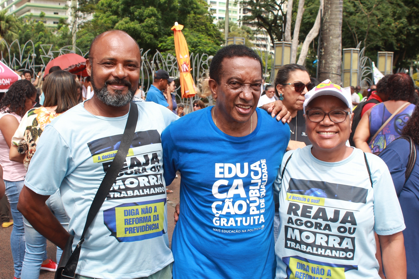 APLB Castro Alves marca presença no Dia Estadual de Luta e Paralisação dos Servidores Públicos em Salvador