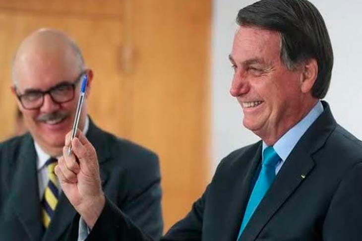 Bolsonaro assina portaria que aumenta em 33,24% o piso ...