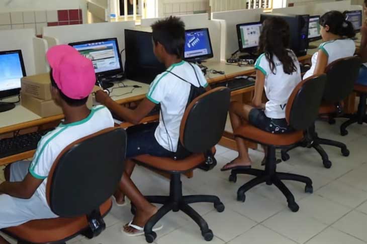 APLB comemora promulgação da lei que garante R$ 3,5 bi para internet de aluno e professor da rede pública