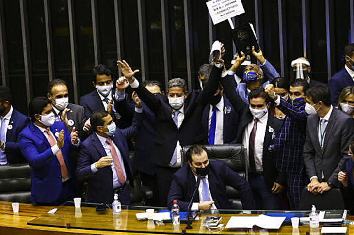 Com 323 votos, Câmara aprova PEC dos Precatórios em ...