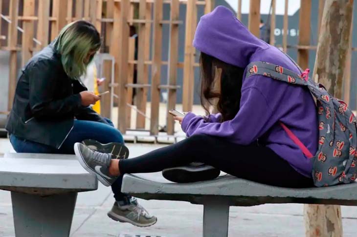 Lula sanciona lei que proíbe uso de celular nas escolas. Entenda as regras
