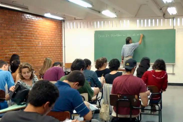 É urgente resgatarmos o reconhecimento da profissão de professor e professora!