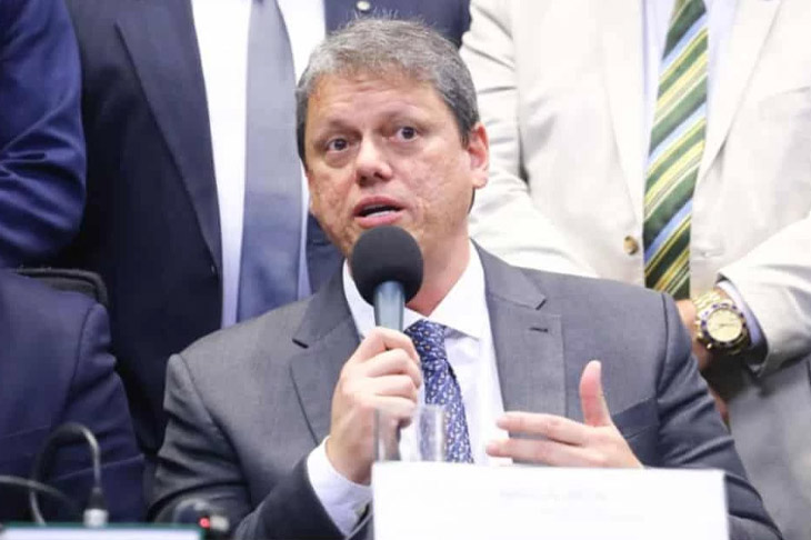 Os perigosos planos de Tarcísio para a educação pública nacional